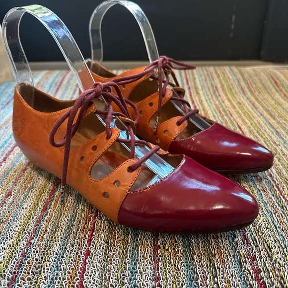 Fluevog EXCELLENT Power Coal orange/pink two-tone lace-up flat w/ patent toe - 6 - Picture 2 of 16